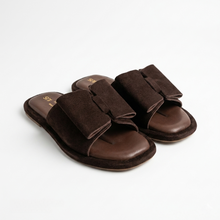 Load image into Gallery viewer, Natūralios odos įspiriamos basutės „Chocolate Suede“