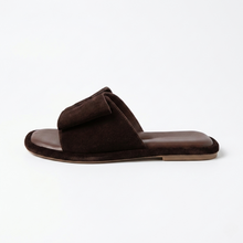 Load image into Gallery viewer, Natūralios odos įspiriamos basutės „Chocolate Suede“