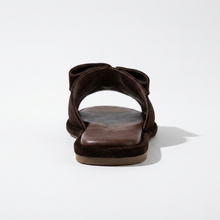 Load image into Gallery viewer, Natūralios odos įspiriamos basutės „Chocolate Suede“
