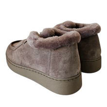 Load image into Gallery viewer, Batai su natūraliu kailiu