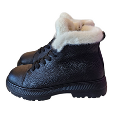 Load image into Gallery viewer, Batai su natūraliu kailiu