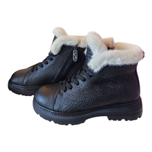 Load image into Gallery viewer, Batai su natūraliu kailiu